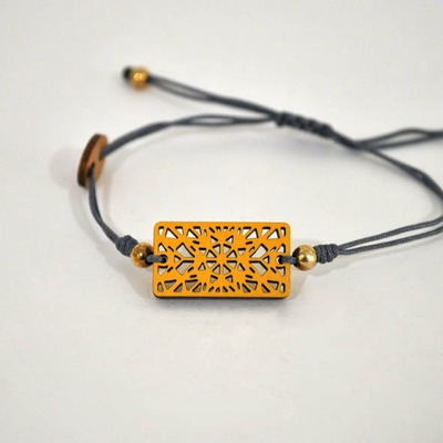 Pulsera de cuero con pieza de madera cruz | MOSTAZA